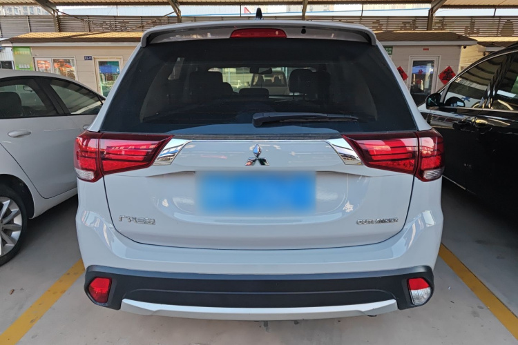 三菱 欧蓝德 2017款 2.0L 两驱荣耀版 5座车身外观6004