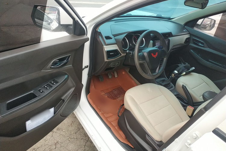 五菱汽车 五菱宏光 2021款 1.5L改款 S标准型 液压助力LAR中控内饰20