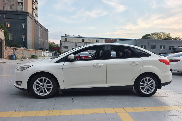 福特 福克斯 2015款 三厢 1.6L 自动风尚型车身外观6003