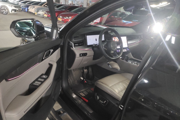 领克09 EM-P 2023款 2.0TD EM-P 远航版AM 六座中控内饰20