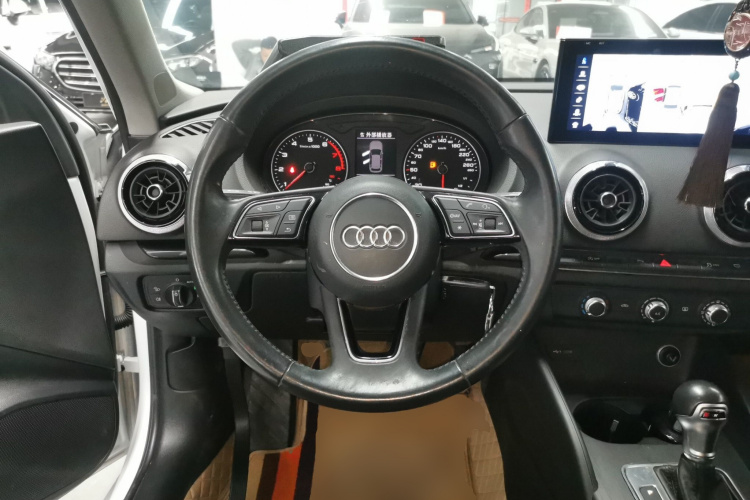 奥迪A3 2018款 30周年年型 Sportback 35 TFSI 时尚型中控内饰13