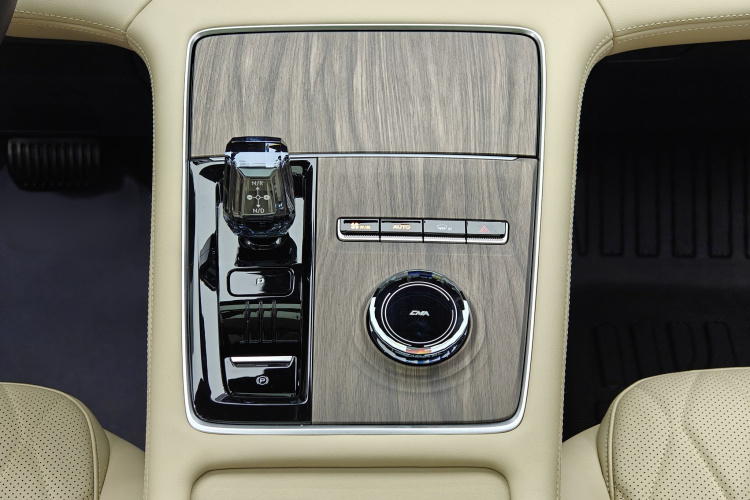 吉利汽车 星越L 2025款 东方曜 2.0TD 自动四驱望月版局部细节18