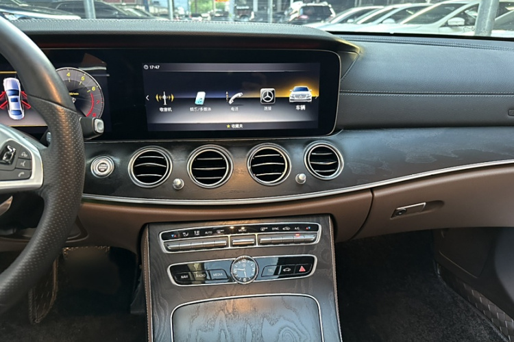 奔驰E级 2018款 改款 E 200 L 运动型中控内饰7004