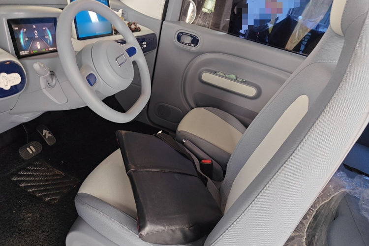 奔腾小马 2025款 222km 伶俐马中控内饰19