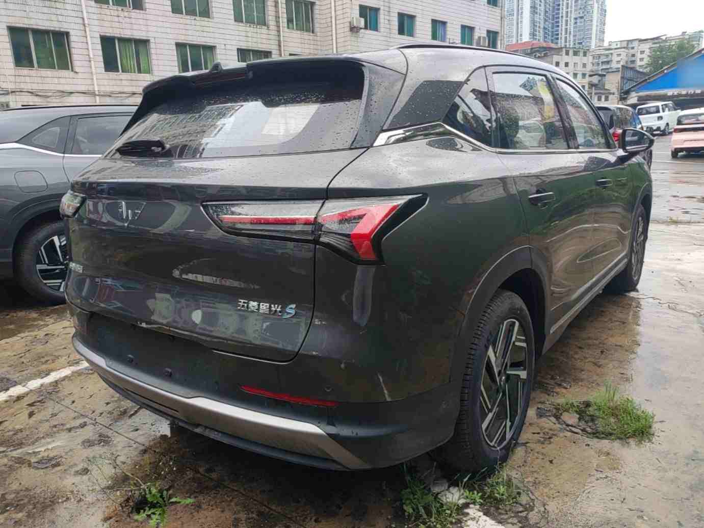 车辆右后45度外观展示