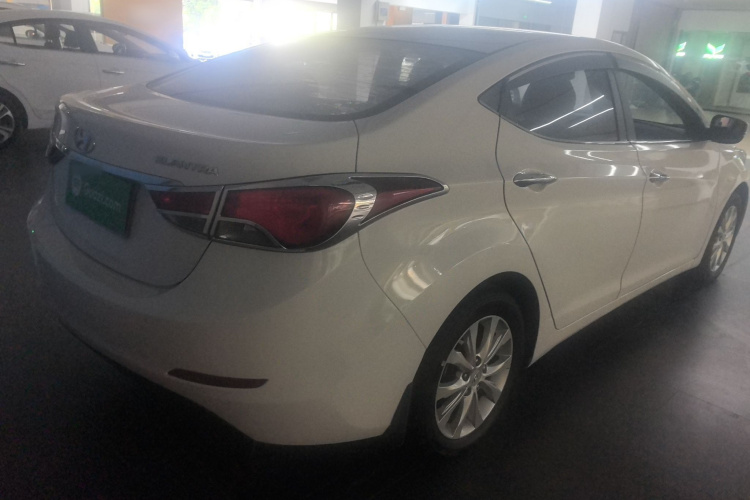 现代 朗动 2016款 1.6L 自动尊贵型车身外观7