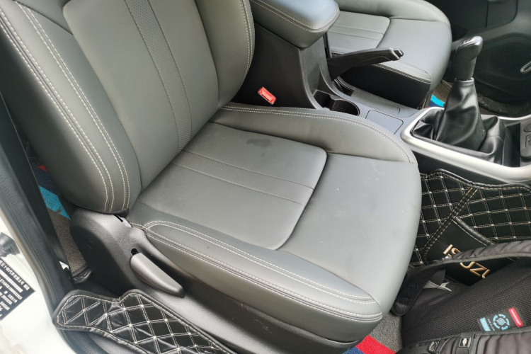 五十铃 瑞迈 2022款 2.8T经典柴油两驱舒享型长轴版JE493ZLQ6E局部细节41