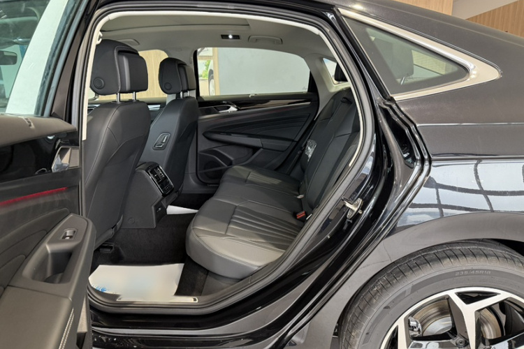 大众 帕萨特 2025款 出众款 380TSI 星空龙耀版中控内饰7003