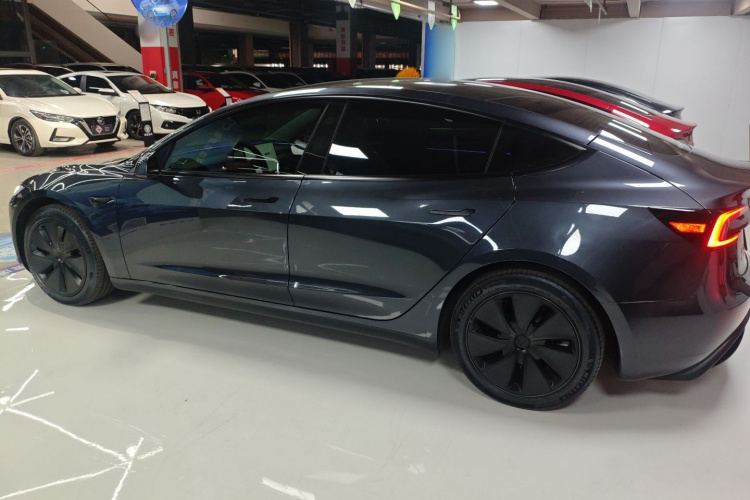 特斯拉 Model 3 2023款 后轮驱动版车身外观4