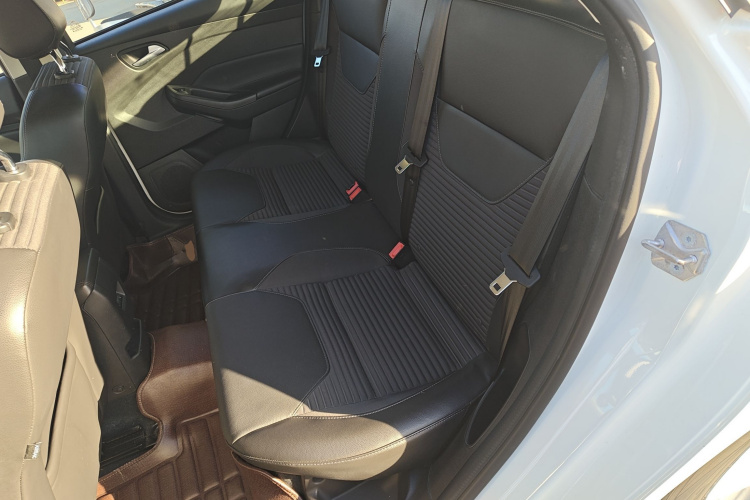 福特 福克斯 2018款 两厢经典 1.6L 自动风尚型智行版中控内饰7004