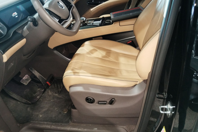 腾势D9 2022款 DM-i 970 四驱尊荣型中控内饰19