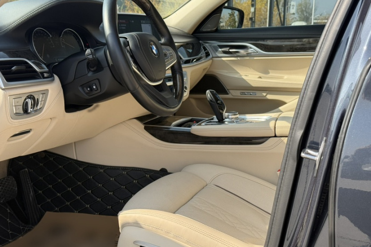 宝马7系 2016款 730Li 豪华型中控内饰7014