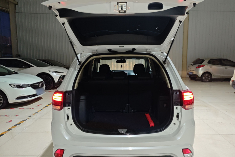 三菱 欧蓝德 2021款 改款 2.0L 两驱畅享版 5座局部细节23