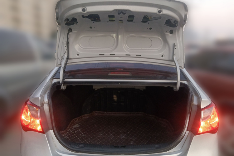 现代 悦动 2011款 1.6L 自动舒适型中控内饰23