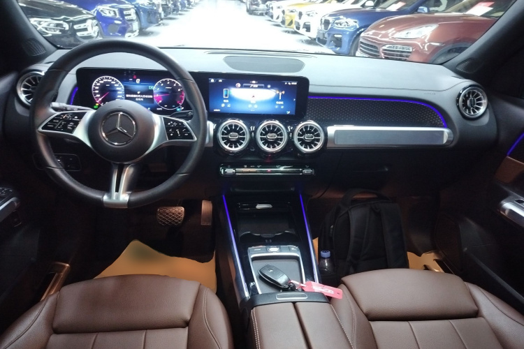 奔驰GLB 2024款 改款 GLB 220 时尚型中控内饰7002