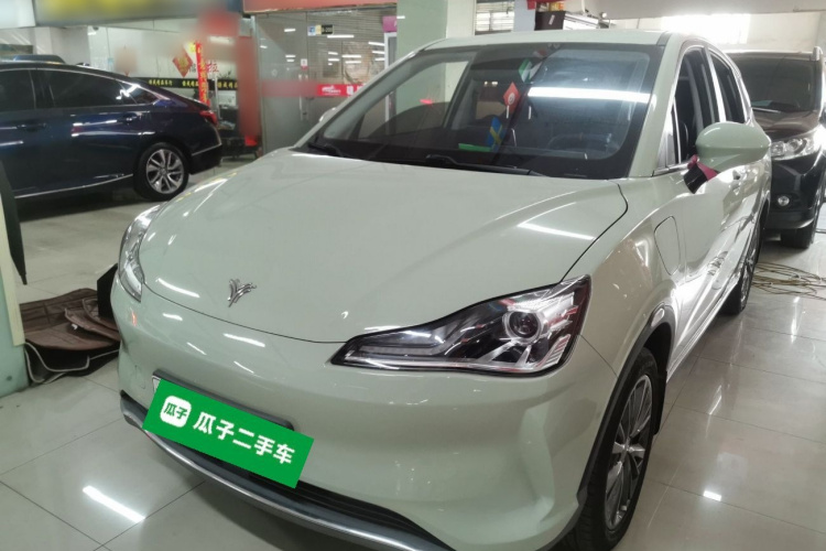 哪吒汽车 哪吒V 2022款 潮 400 Lite车身外观1