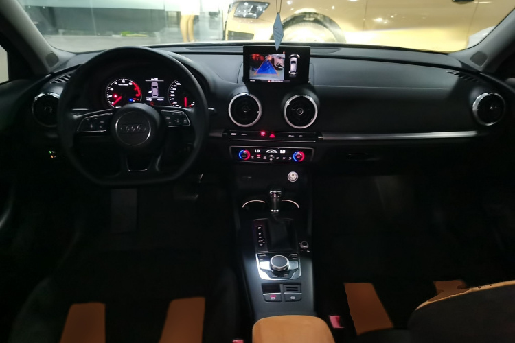 奥迪A3 2018款 30周年年型 Sportback 35 TFSI 运动型中控内饰7002