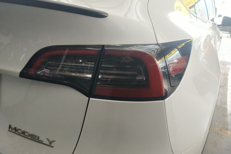 特斯拉 Model Y 2022款 后轮驱动版车身外观9