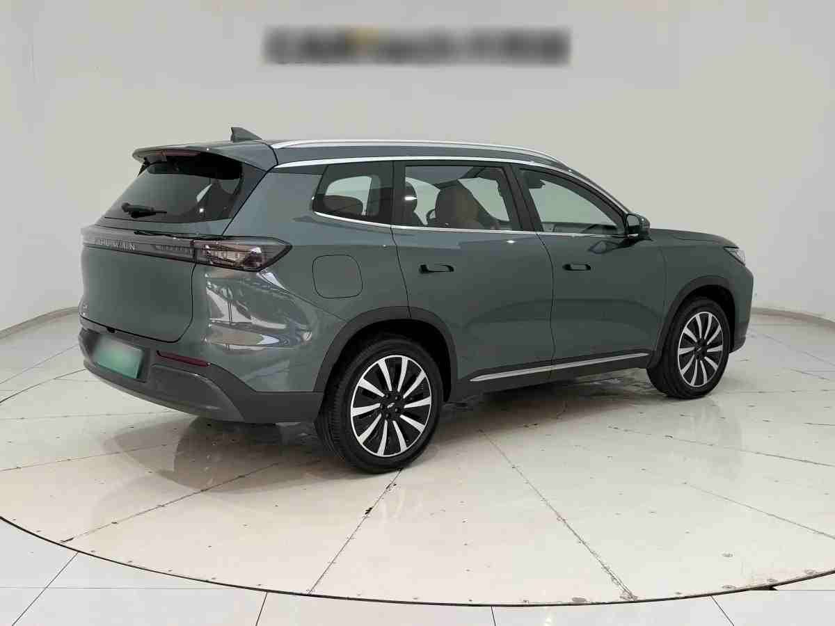 车辆右后45度外观实拍