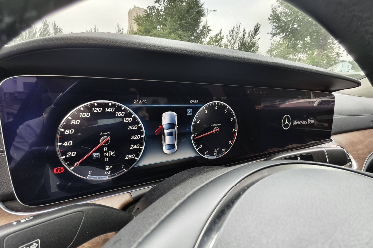 奔驰E级 2018款 改款 E 200 L 4MATIC中控内饰7011