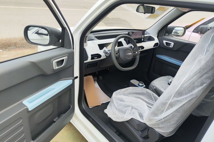 吉利银河 2024款 熊猫mini 200km 耐力熊中控内饰7003