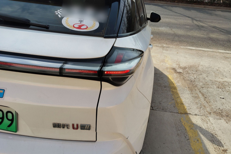 哪吒汽车 2023款 哪吒U-Ⅱ 挑战版 400 U秀 三元锂车身外观9