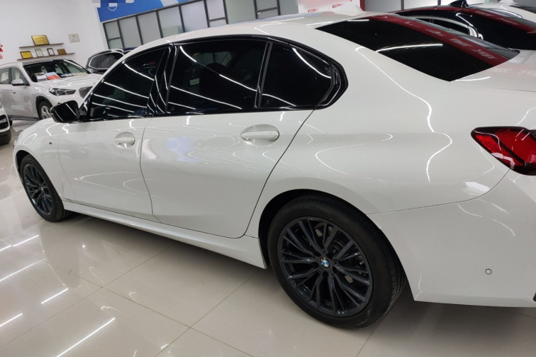 宝马3系 2024款 325Li M运动曜夜套装车身外观4