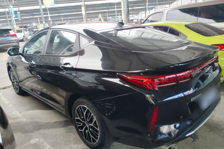 江淮汽车 江淮A5 PLUS 2023款 1.5T 自动尊贵型车身外观4