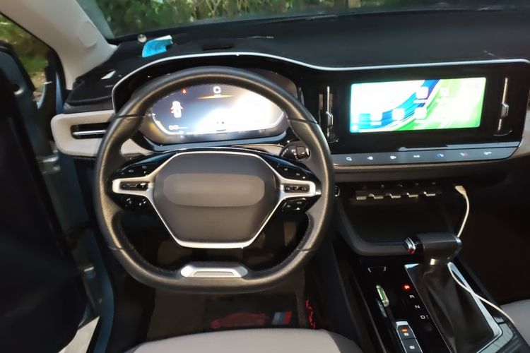 宝骏RM-5 2019款 1.5T CVT 24小时在线尊贵型 6座中控内饰13