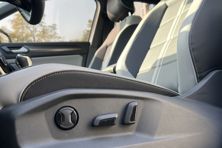 大众 T-ROC探歌 2024款 300TSI DSG两驱辰光版中控内饰7009