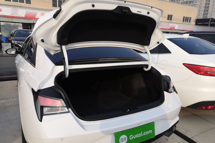 现代 伊兰特 2022款 1.5L CVT GLX精英版机舱底盘23