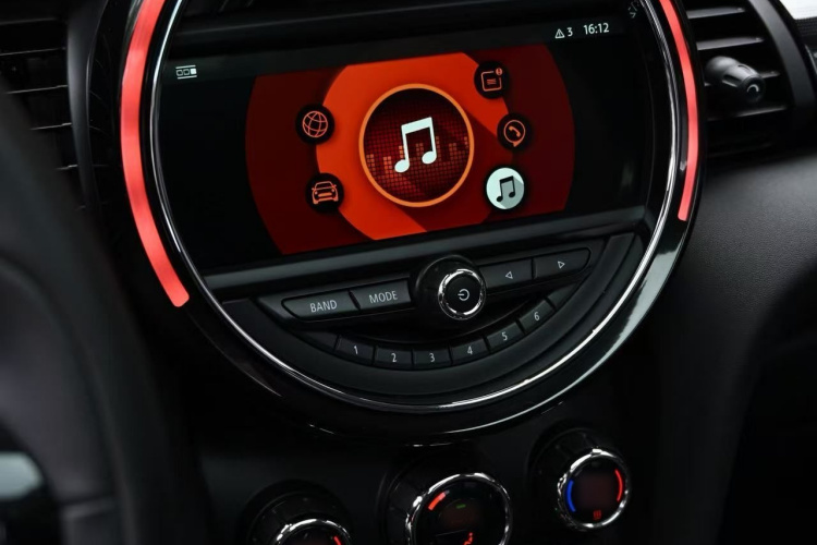 MINI 2018款 2.0T COOPER S 艺术家 五门版中控内饰7006