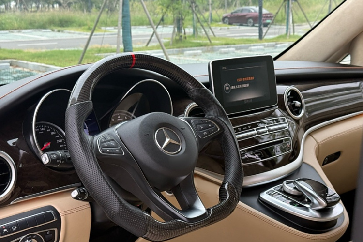 奔驰V级 2018款 V 260 L 尊贵加长版 国VI中控内饰7001