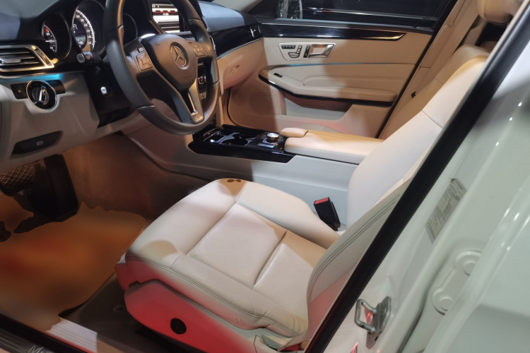 奔驰E级 2014款 E 260 L 运动型中控内饰19