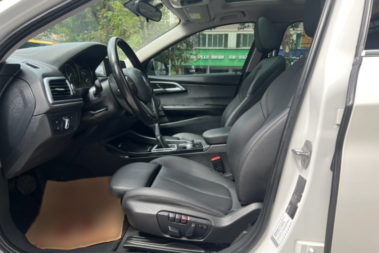 宝马1系 2017款 118i 设计套装型中控内饰7004