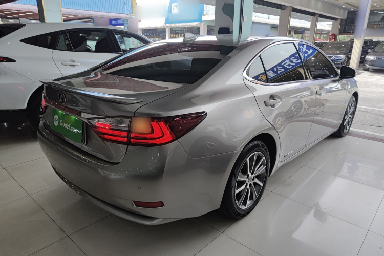 雷克萨斯ES 2017款 300h Mark Levinson舒适版车身外观7