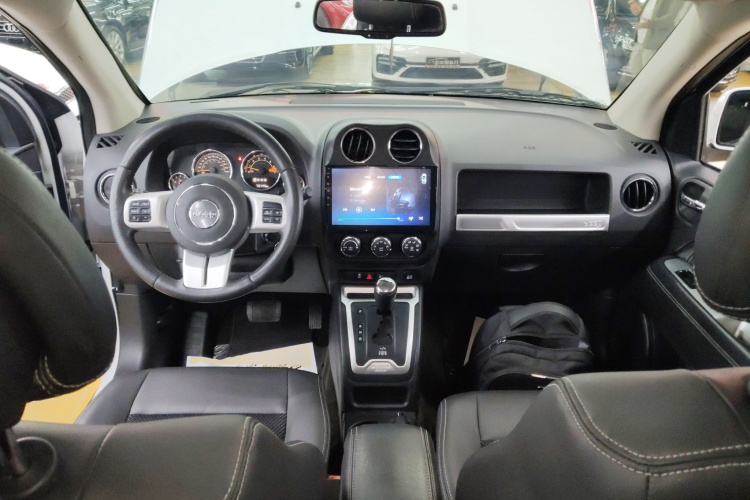 Jeep 指南者(进口) 2014款 改款 2.4L 四驱舒适版中控内饰7002