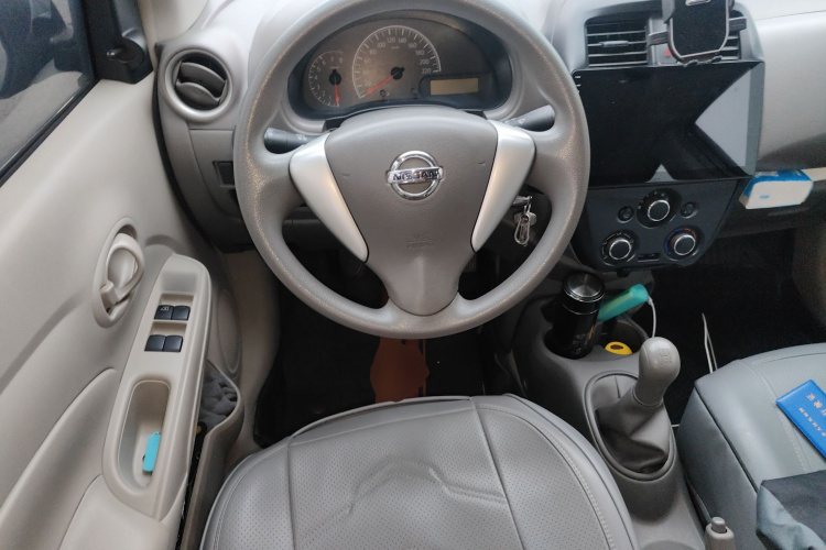 日产 阳光 2015款 1.5XE 手动舒适版中控内饰13