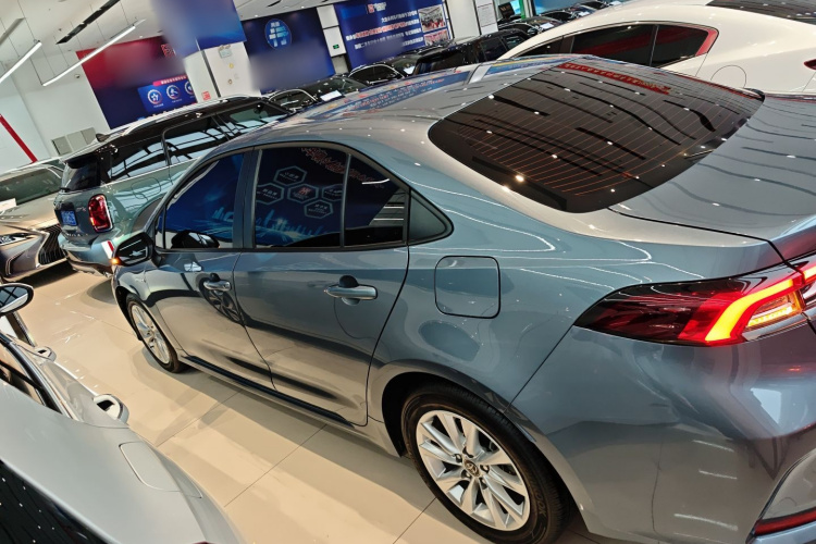 丰田 卡罗拉 2023款 1.8L 智能电混双擎 精英版车身外观4