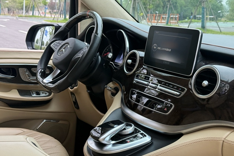 奔驰V级 2018款 V 260 L 尊贵加长版 国VI中控内饰7011