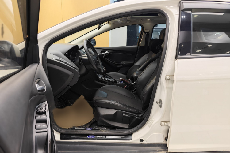 福特 福克斯 2015款 两厢 1.6L 自动风尚型车身外观6005