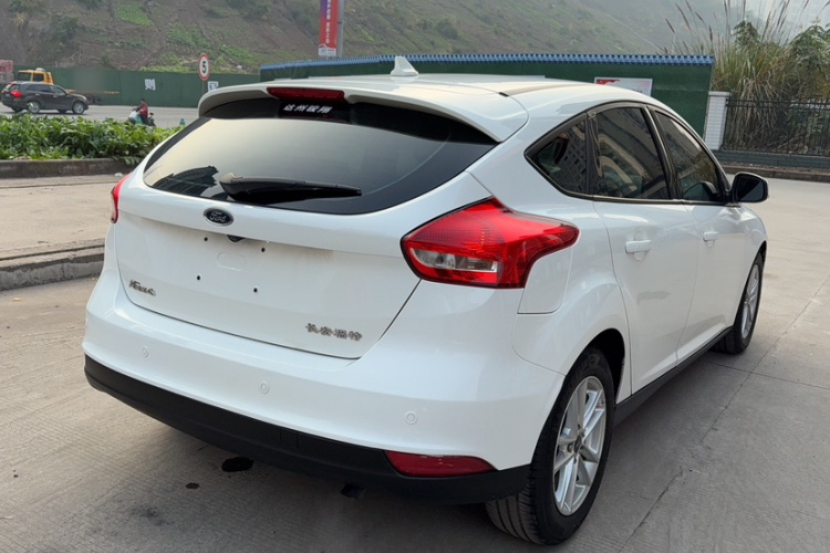 福特 福克斯 2018款 两厢经典 1.6L 自动风尚型智行版车身外观6007