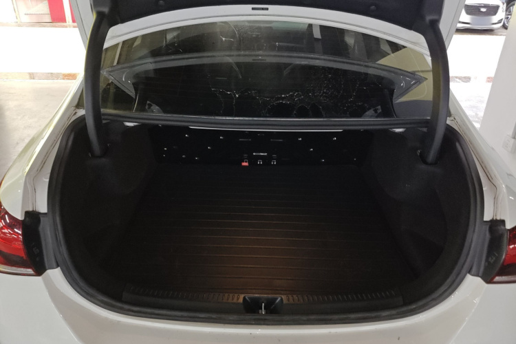 奔驰A级 2021款 A 200 L 运动轿车时尚型机舱底盘23