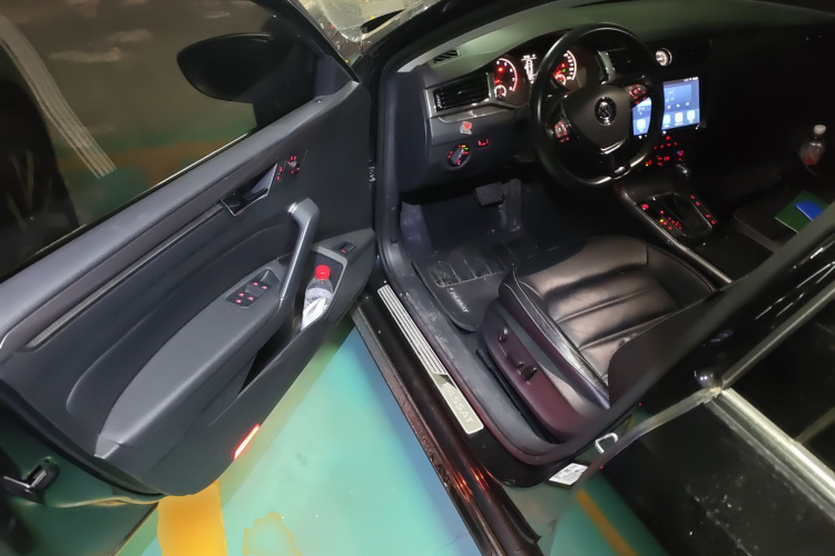 大众 帕萨特 2017款 330TSI DSG尊荣版中控内饰20