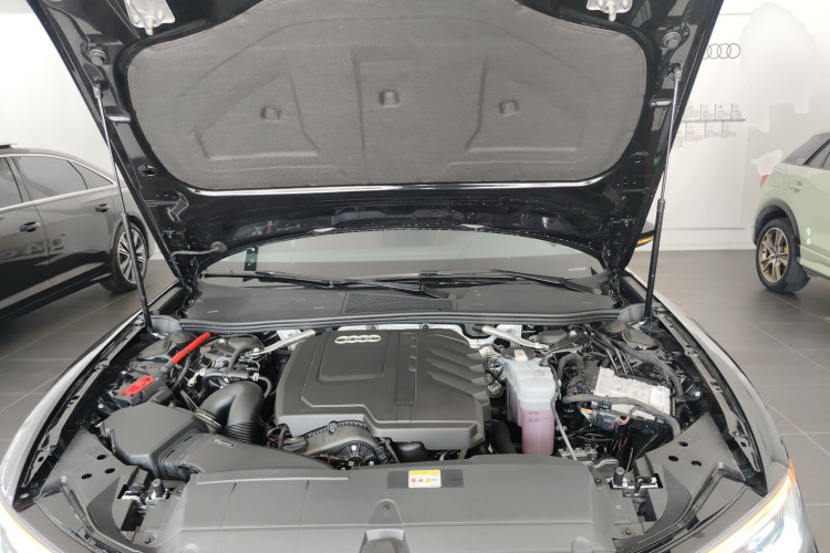 奥迪A6L 2025款 45 TFSI 臻选动感型+通风舒享包机舱底盘24