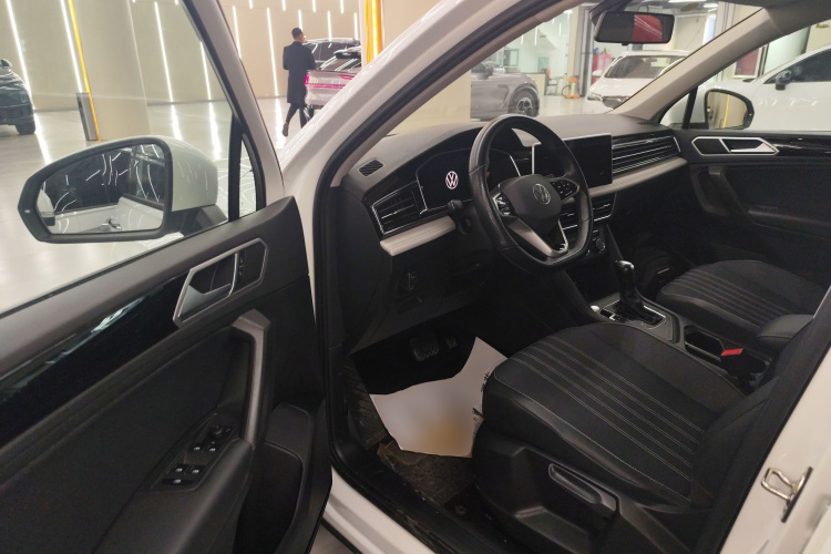 大众 途观L 2023款 330TSI 自动两驱舒享版中控内饰7003