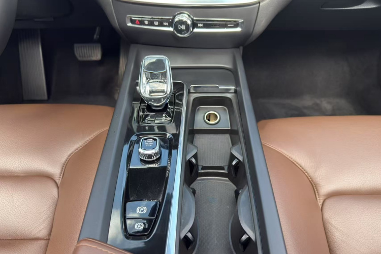 沃尔沃S60 2023款 B4 智逸豪华版中控内饰7010