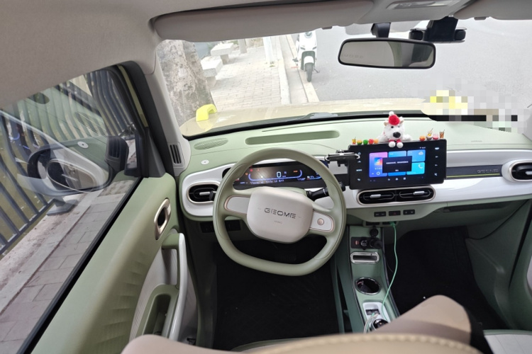 吉利银河 2025款 210km 熊猫骑士中控内饰13