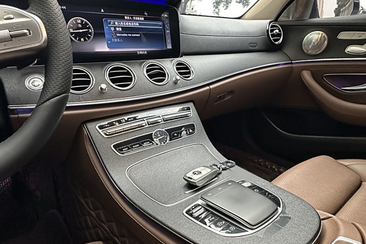 奔驰E级 2019款 E 200 L 运动型中控内饰7008