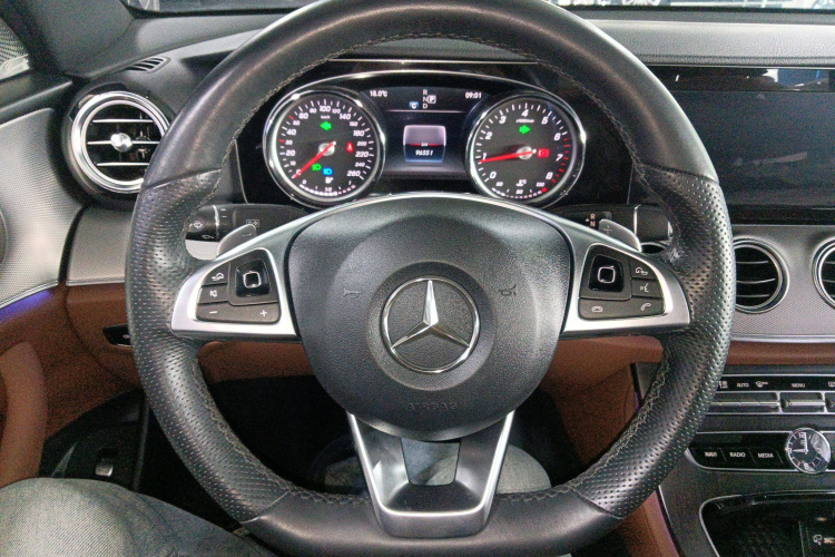 奔驰E级 2017款 E 200 运动型 4MATIC中控内饰13